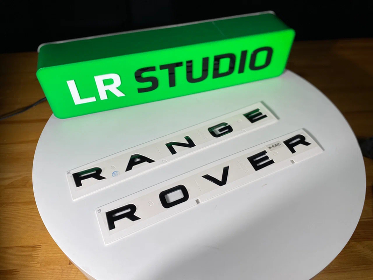 Буквы Range Rover L460 черные глянцевые на капот 2022+
